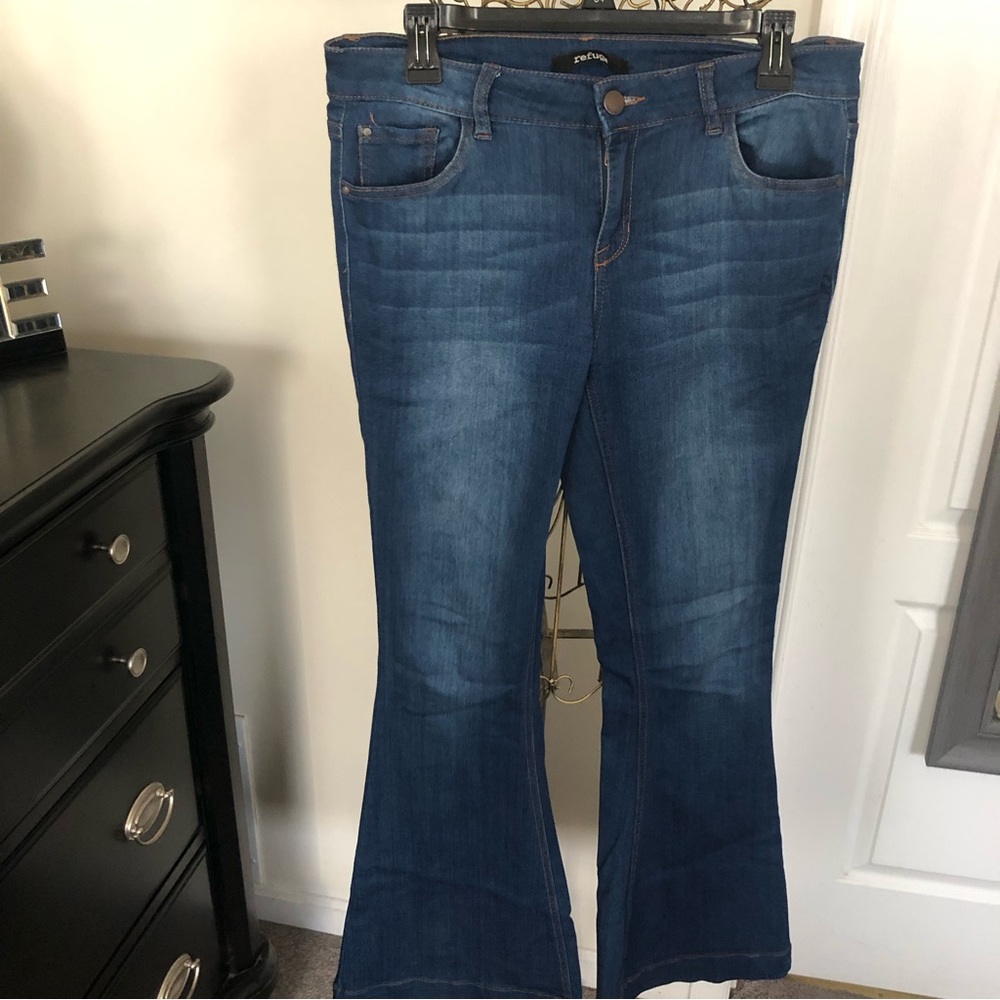 Boot cut denim jeans cute denim wash down the front.